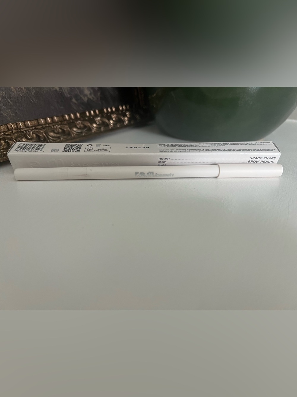 R.E.M. Beauty Space shape Brow pencil in shade ebony
